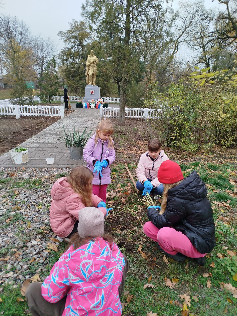 Кружок «Походники» организовал акцию «Цветы памяти» на братской могиле в Светлодолинском Кружок «Походники» организовал акцию «Цветы памяти» на братской могиле в Светлодолинском