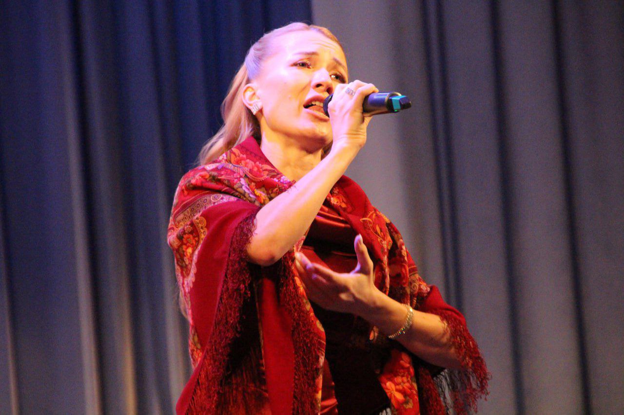 Праздничная концертная программа «Сила России в единстве», приуроченная ко Дню народного единства, прошла в Областном центре искусств и народного творчества в Мелитополе Праздничная концертная программа «Сила России в единстве», приуроченная ко Дню народного единства, прошла в Областном центре искусств и народного творчества в Мелитополе