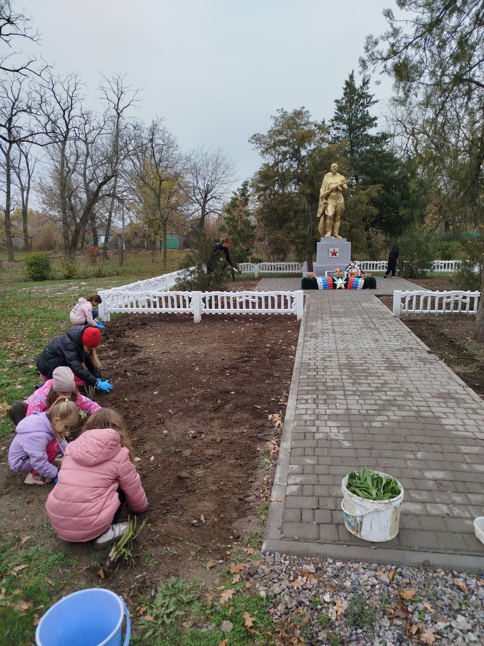 Кружок «Походники» организовал акцию «Цветы памяти» на братской могиле в Светлодолинском Кружок «Походники» организовал акцию «Цветы памяти» на братской могиле в Светлодолинском
