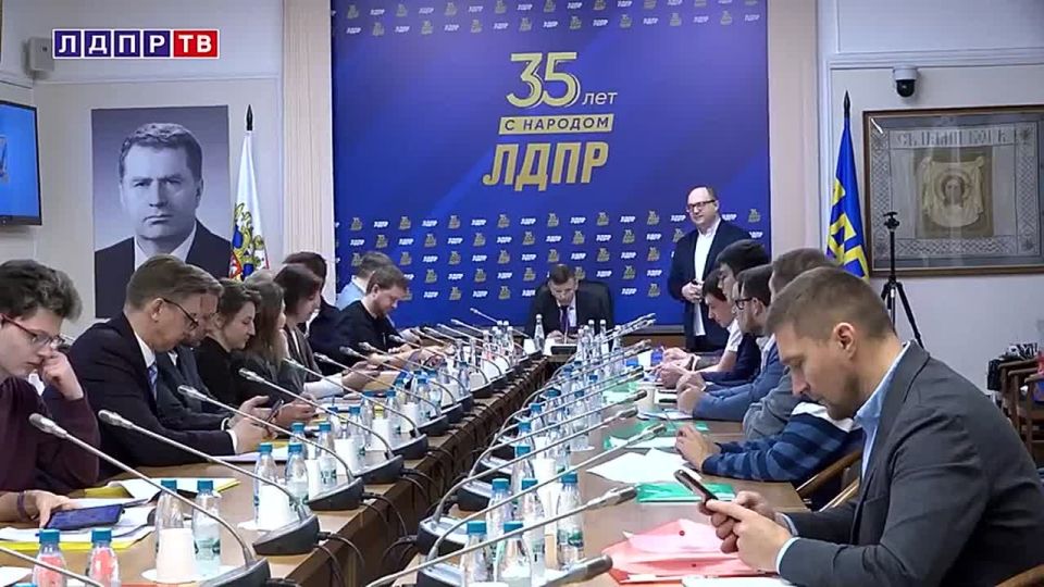 ЛДПР создает социальные лифты для молодых ученых! В международный день Всемирного дня науки за мир и развитие, которое отмечается ежегодно 10 ноября, ЛДПР в Госдуме провела круглый стол на тему «Популяризация науки в...