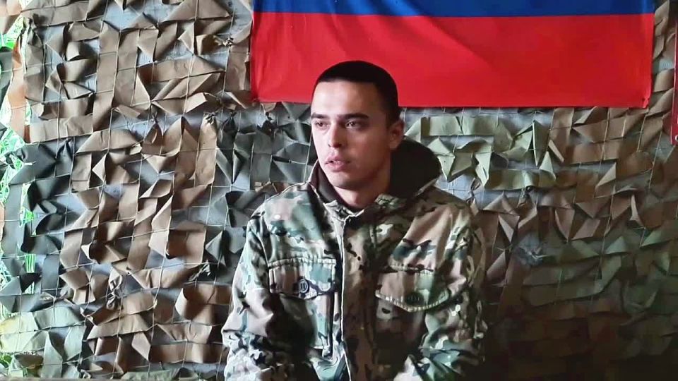 Он везёт раненых. А по нему стреляют