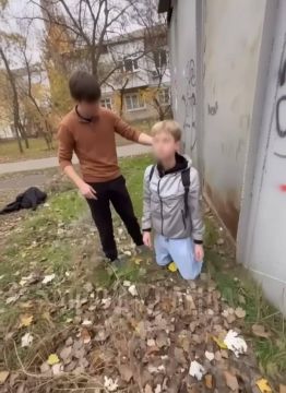 В сети распространяется видео, где один из парней унижает и ставит на колени другого