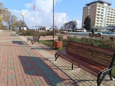 Сотрудники коммунальных служб Мелитополя продолжают работы по благоустройству площади Победы