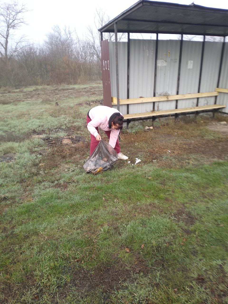 В селе Астраханка сотрудники МБУ «Жилсервис» проводят работы по благоустройству В селе Астраханка сотрудники МБУ «Жилсервис» проводят работы по благоустройству