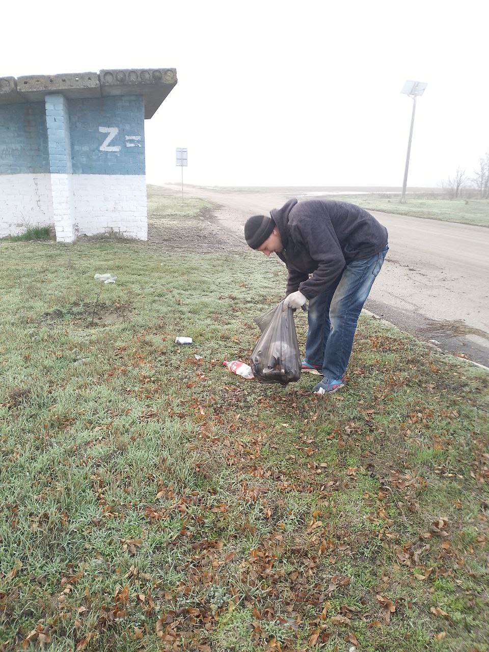 В селе Астраханка сотрудники МБУ «Жилсервис» проводят работы по благоустройству В селе Астраханка сотрудники МБУ «Жилсервис» проводят работы по благоустройству