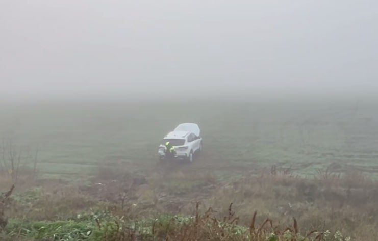 Сотрудники Госавтоинспекции проводят проверку по факту дорожно-транспортного происшествия, в котором пострадали несовершеннолетние пассажиры