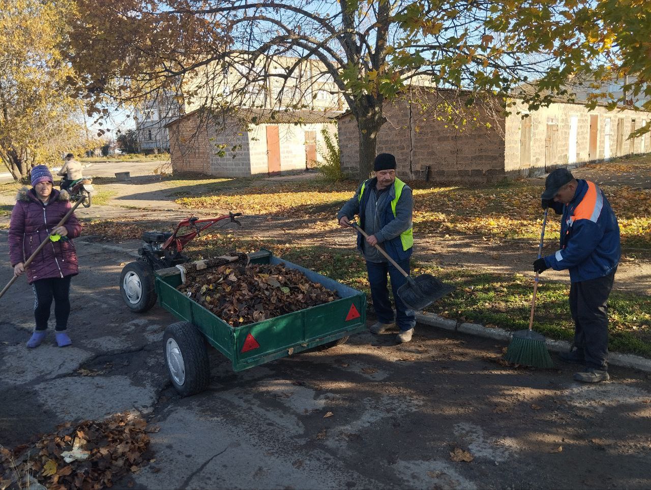 Трудовые будни в посёлке Фруктовое: «Жилсервис» наводит порядок Трудовые будни в посёлке Фруктовое: «Жилсервис» наводит порядок