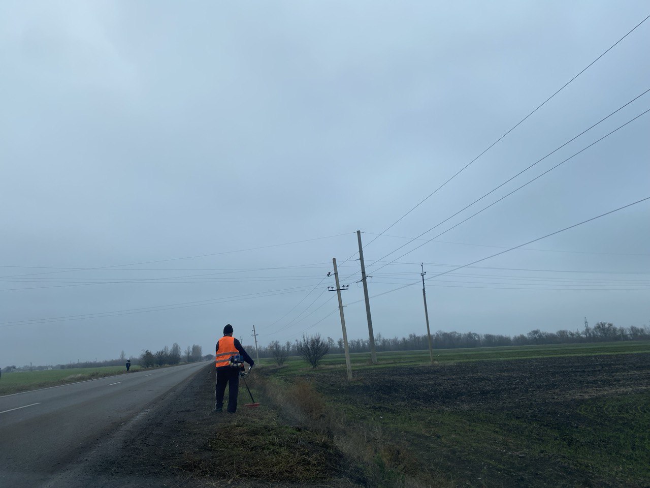 Наведение порядка. Сотрудники МБУ «Жилсервис» выполнили покос травы, уборку мусора и удаление сухостоя на участке вдоль проезжей части по улице Центральной Наведение порядка. Сотрудники МБУ «Жилсервис» выполнили покос травы, уборку мусора и удаление сухостоя на участке вдоль проезжей части по улице Центральной