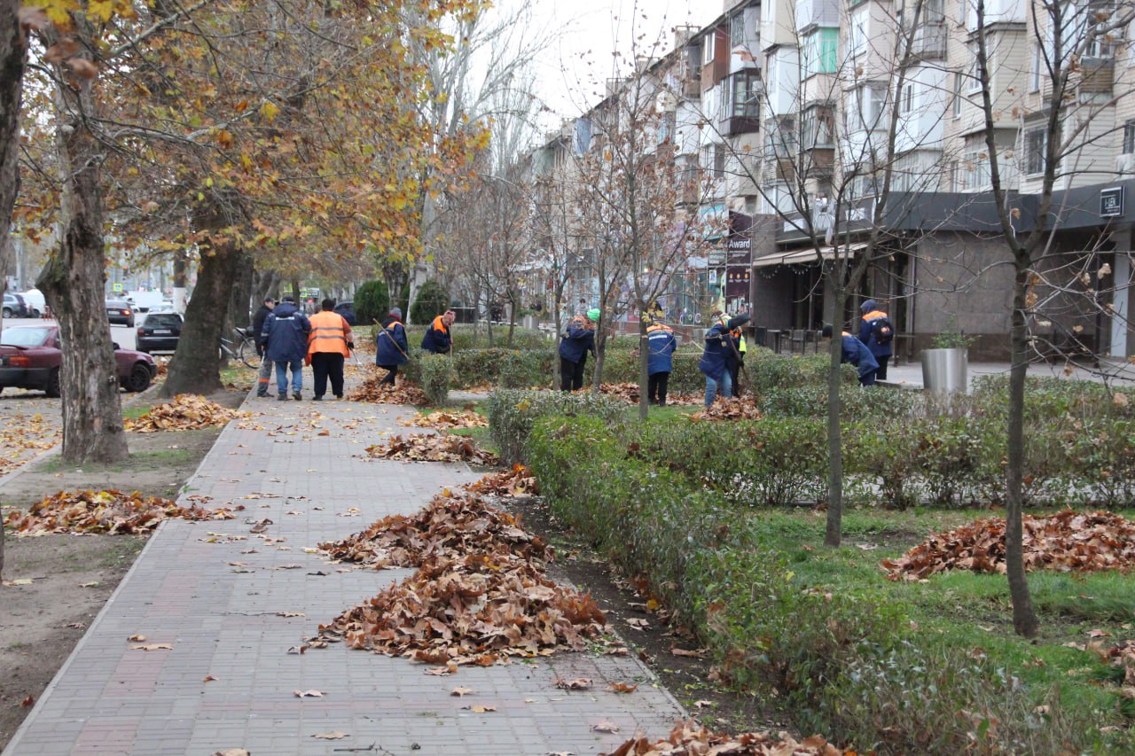 Коммунальщики Мелитополя провели уборку опавшей листвы Коммунальщики Мелитополя провели уборку опавшей листвы