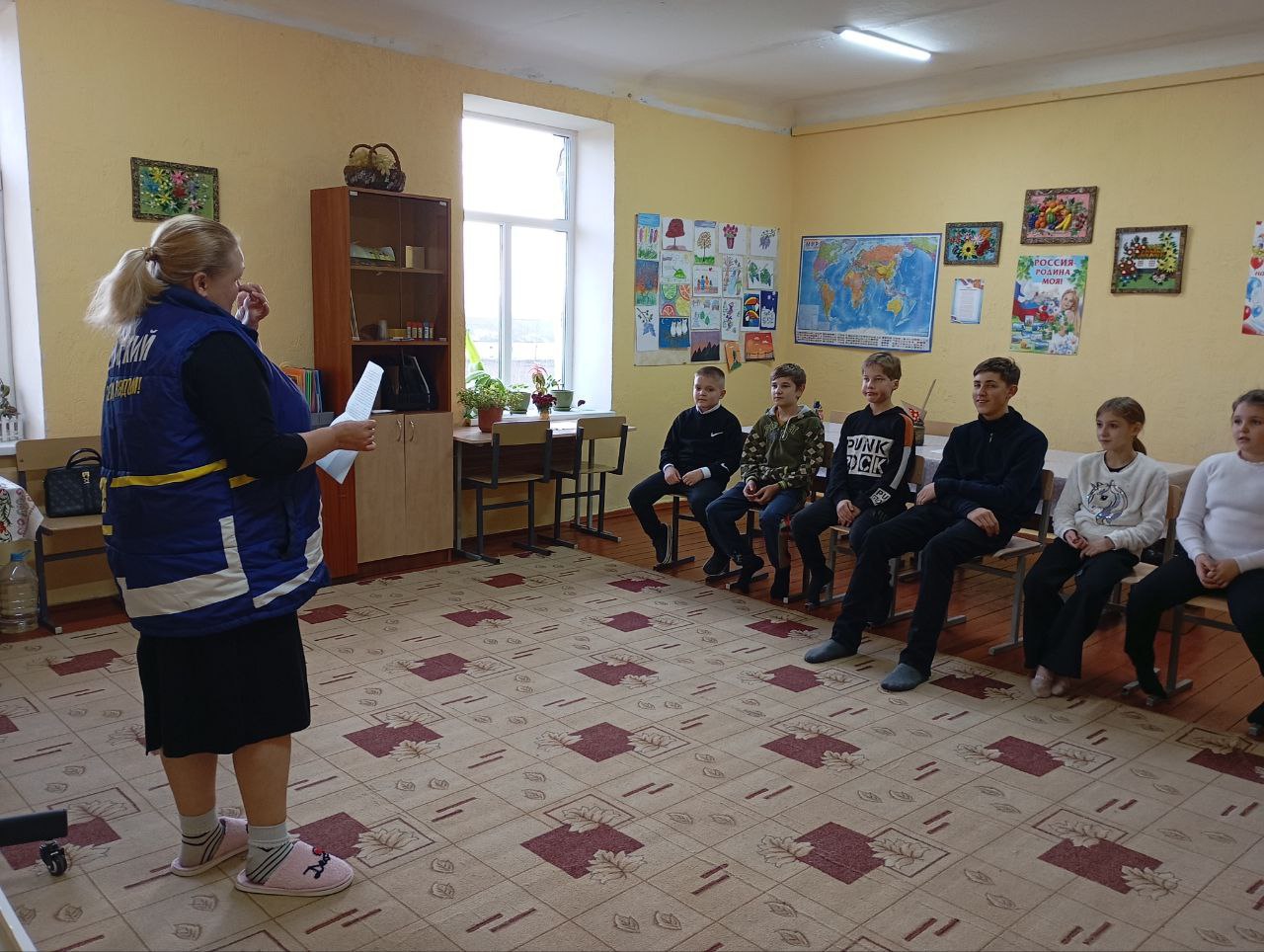 В Весёловском районе прошла лекция для школьников «Права и обязанности ребёнка» В Весёловском районе прошла лекция для школьников «Права и обязанности ребёнка»