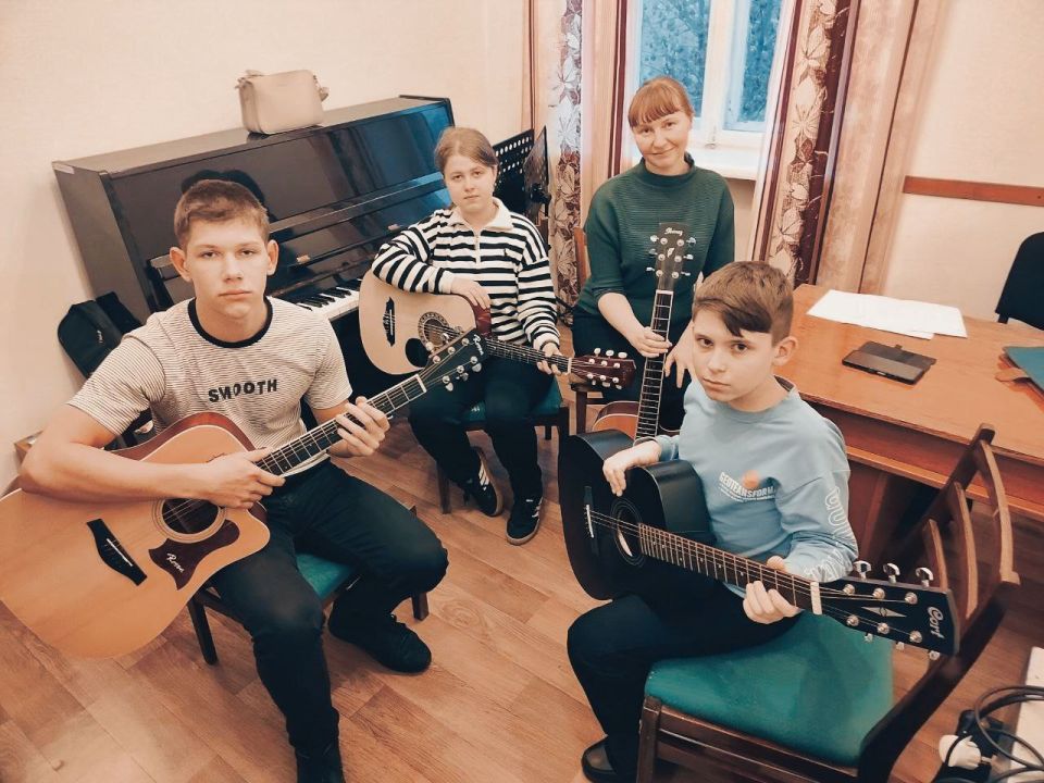 27 ноября на отделе народных и духовых инструментов Детской школы искусств прошло мероприятие, посвященное Международному Дню гитариста