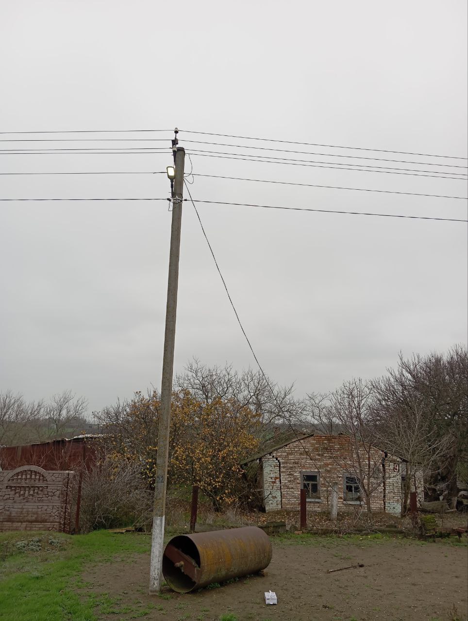 Сотрудники МБУ «Жилсервис» ведут ремонтные работы по восстановлению системы уличного освещения в Астраханском территориальном отделе Мелитопольского муниципального округа Сотрудники МБУ «Жилсервис» ведут ремонтные работы по восстановлению системы уличного освещения в Астраханском территориальном отделе Мелитопольского муниципального округа