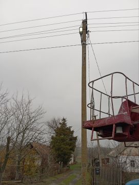 Сотрудники МБУ «Жилсервис» ведут ремонтные работы по восстановлению системы уличного освещения в Астраханском территориальном отделе Мелитопольского муниципального округа