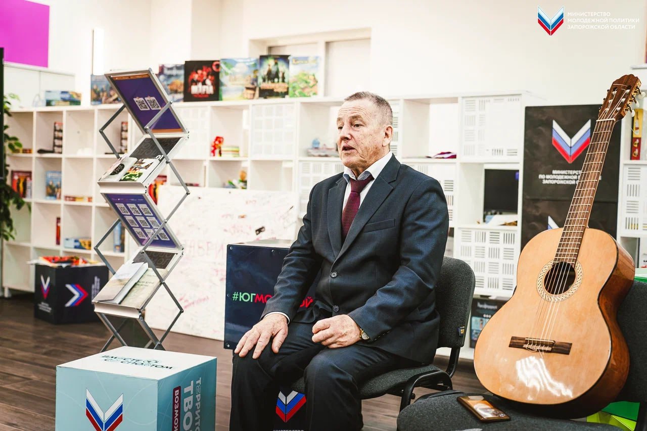 Поэт из Забайкалья познакомил молодежь Мелитополя со своими стихами Поэт из Забайкалья познакомил молодежь Мелитополя со своими стихами