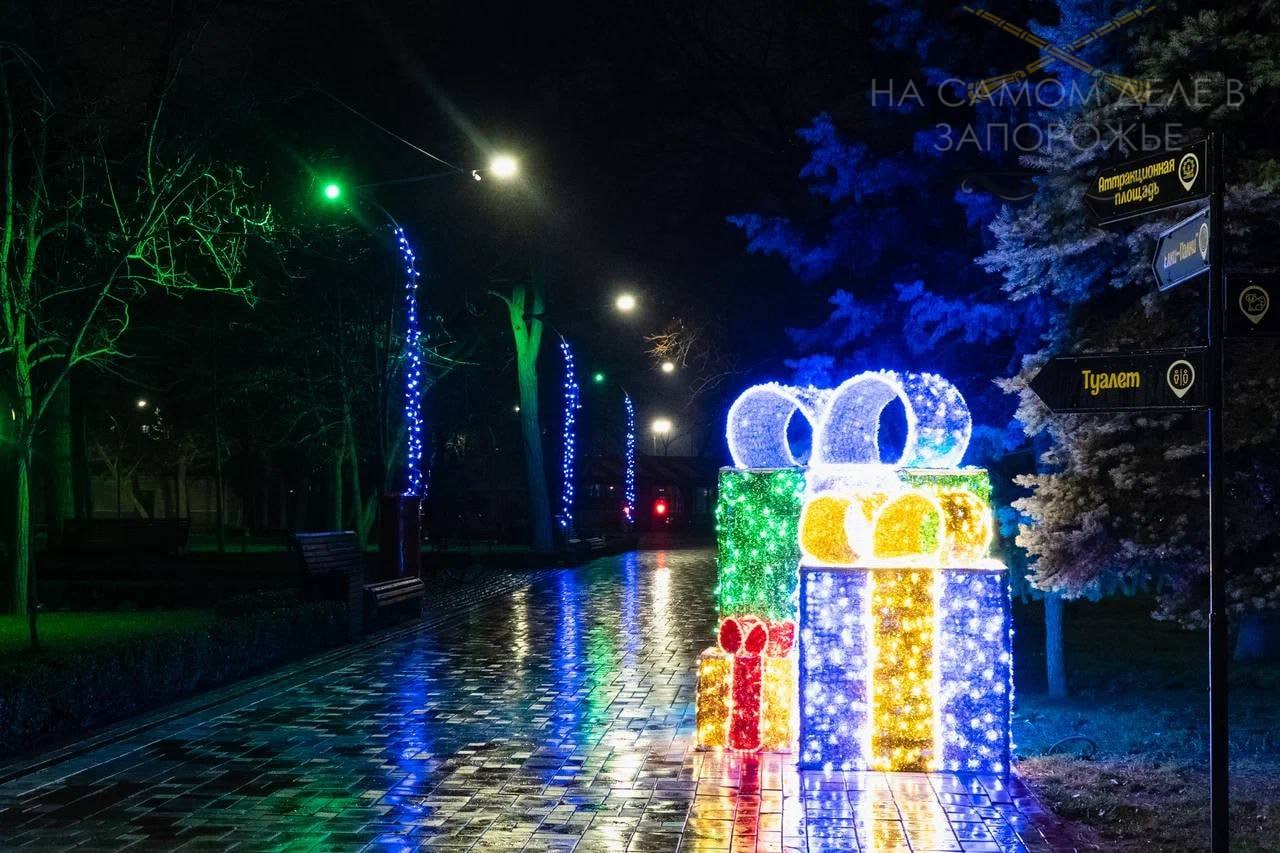 Парк Горького в Мелитополе начинает новогоднее преображение Парк Горького в Мелитополе начинает новогоднее преображение