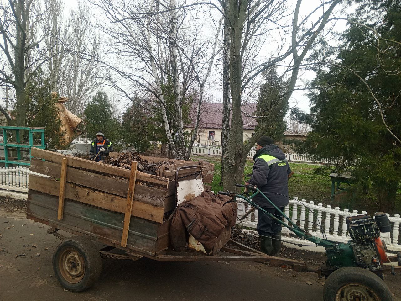 Сотрудники МБУ «Жилсервис» провели уборку на территории Зареченского территориального отдела в селе Светлодолинское: убрали листву, сушняк и другой мусор, приведя территорию в порядок Сотрудники МБУ «Жилсервис» провели уборку на территории Зареченского территориального отдела в селе Светлодолинское: убрали листву, сушняк и другой мусор, приведя территорию в порядок