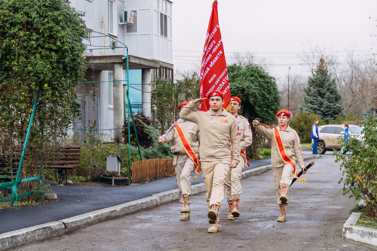 Сергей Золотарёв: Сегодня в День Героев Отечества вместе с юнармейцами мы навестили и поздравили одного из наших настоящих героев — Владимира Николаевича Капитонова Сергей Золотарёв: Сегодня в День Героев Отечества вместе с юнармейцами мы навестили и поздравили одного из наших настоящих героев — Владимира Николаевича Капитонова