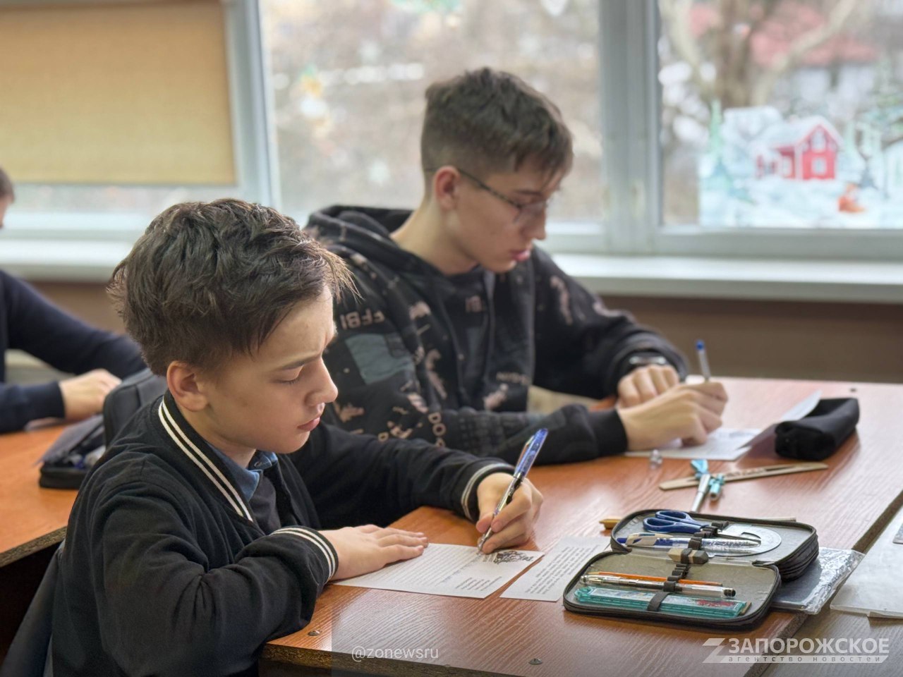 Молодежь Мелитополя в день Героев Отечества написала письма бойцам на передовой Молодежь Мелитополя в день Героев Отечества написала письма бойцам на передовой