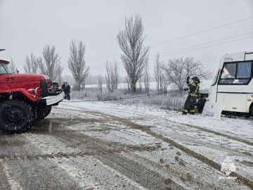 Сотрудники МЧС России оказали помощь водителю рейсового автобуса в Черниговском муниципальном округе