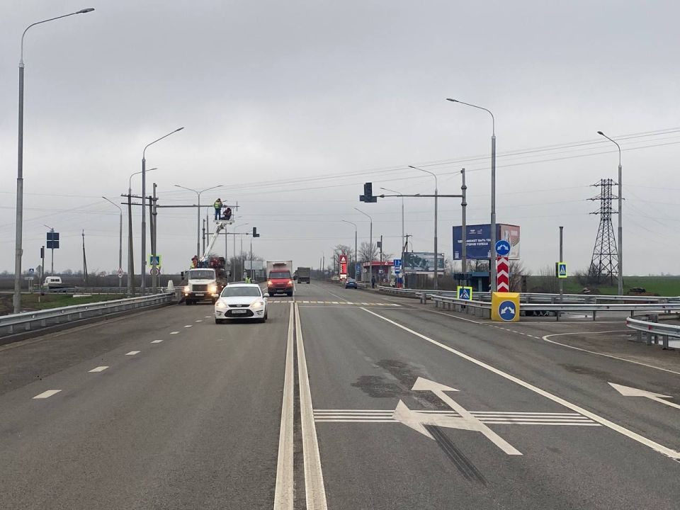 В городском округе Мелитополь на пересечении автомобильных дорог Р-280 Новороссия и "Акимовка - Кирилловка" установлен светофорный объект