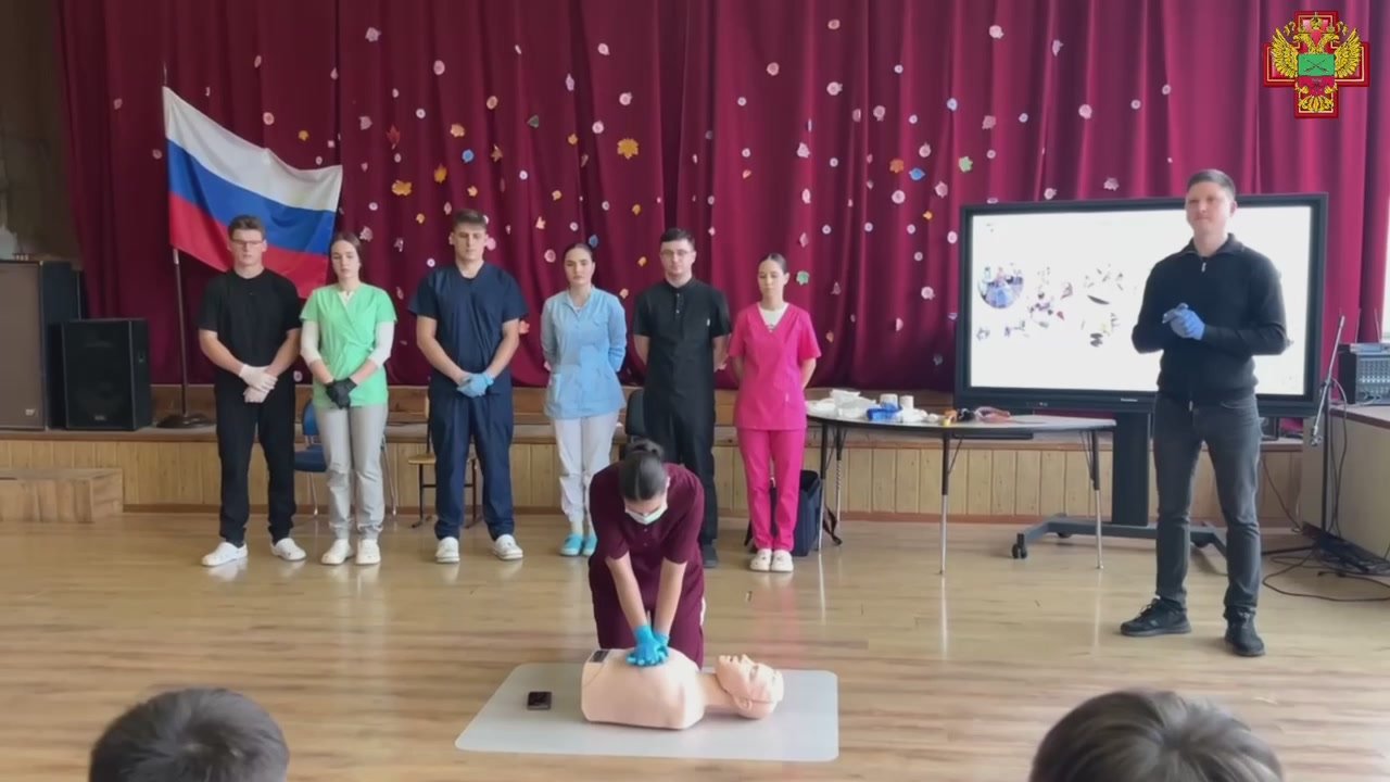 «Выбирай профессию сердцем!»— призывают школьников студенты Мелитопольского медицинского колледжа, пришедшие в гости в школу № 1