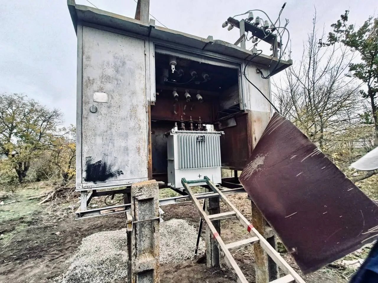 В Мелитопольском муниципальном округе специалисты «Запорожьеэнерго» — филиала АО «Юго-Западная ЭСК» — установили новую комплектную трансформаторную подстанцию в рамках Программы социально-экономического развития (ПСЭР) В Мелитопольском муниципальном округе специалисты «Запорожьеэнерго» — филиала АО «Юго-Западная ЭСК» — установили новую комплектную трансформаторную подстанцию в рамках Программы социально-экономического развития (ПСЭР)