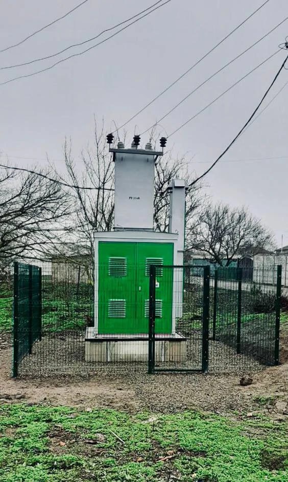 В Мелитопольском муниципальном округе специалисты «Запорожьеэнерго» — филиала АО «Юго-Западная ЭСК» — установили новую комплектную трансформаторную подстанцию в рамках Программы социально-экономического развития (ПСЭР) В Мелитопольском муниципальном округе специалисты «Запорожьеэнерго» — филиала АО «Юго-Западная ЭСК» — установили новую комплектную трансформаторную подстанцию в рамках Программы социально-экономического развития (ПСЭР)