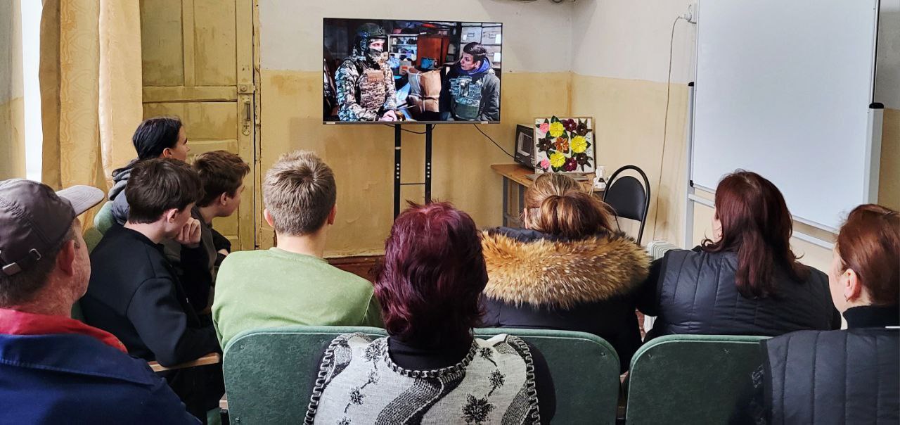 В Новенском сельском клубе состоялся важный показ — документального фильма «100 дорог Победы» о ключевых событиях специальной военной операции