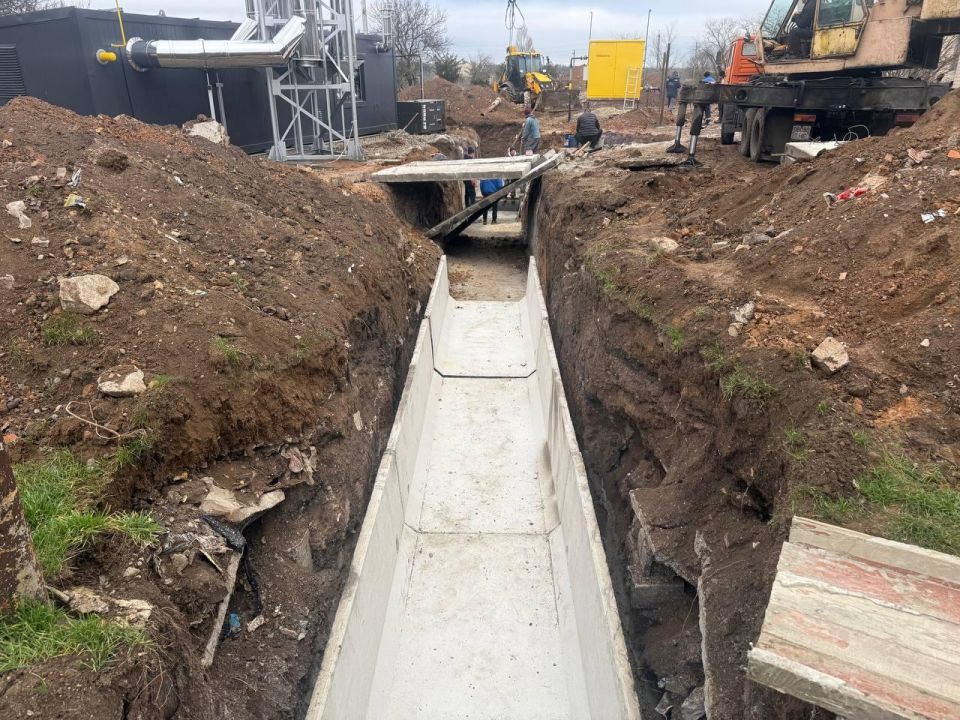 В Новониколаевке шефы из Севастополя начали укладку лотков под инженерные сети к новой котельной