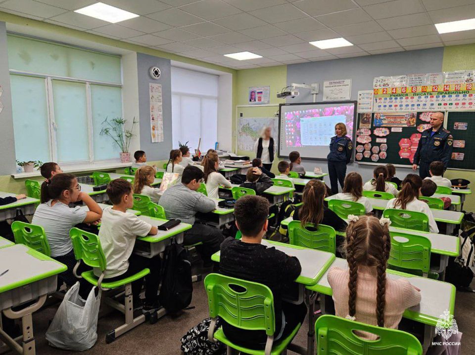 Инспекторы государственного пожарного надзора провели интерактивный урок по безопасности в средней общеобразовательной школе Мелитополя