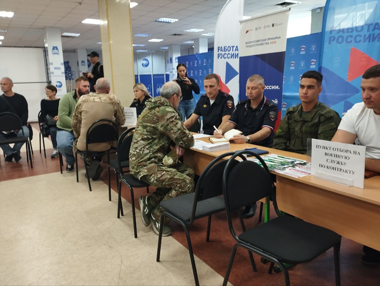 Перед вернувшимися с передовой участниками СВО в полный рост встает вопрос: как устраиваться в мирной жизни, чем зарабатывать на хлеб и семью? Помощь в трудоустройстве вчерашних солдат оказывают в Запорожской области филиал... Перед вернувшимися с передовой участниками СВО в полный рост встает вопрос: как устраиваться в мирной жизни, чем зарабатывать на хлеб и семью? Помощь в трудоустройстве вчерашних солдат оказывают в Запорожской области филиал...