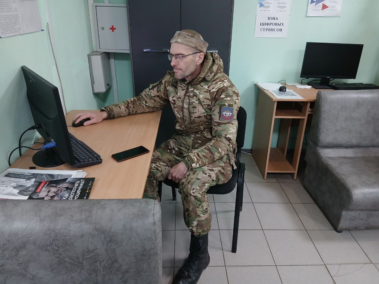 Перед вернувшимися с передовой участниками СВО в полный рост встает вопрос: как устраиваться в мирной жизни, чем зарабатывать на хлеб и семью? Помощь в трудоустройстве вчерашних солдат оказывают в Запорожской области филиал... Перед вернувшимися с передовой участниками СВО в полный рост встает вопрос: как устраиваться в мирной жизни, чем зарабатывать на хлеб и семью? Помощь в трудоустройстве вчерашних солдат оказывают в Запорожской области филиал...