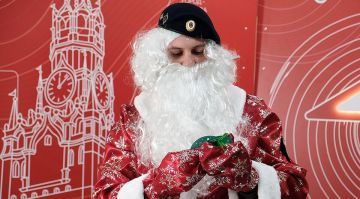 Росгвардейский Дед Мороз вручил новогодние подарки детям из Мелитополя