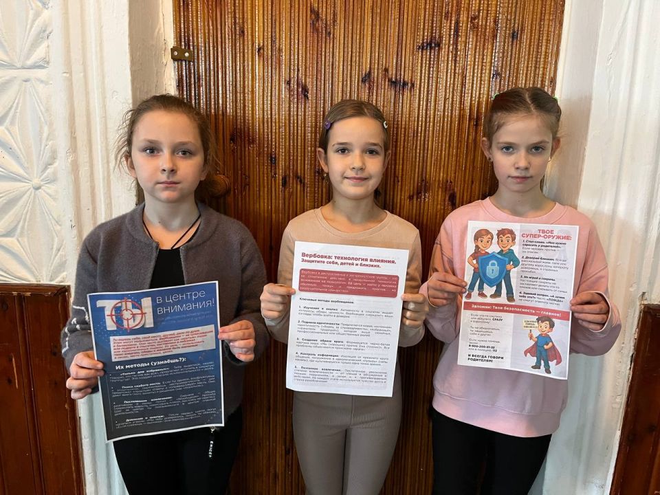 Участникам художественной самодеятельности Дома культуры села Новгородковка были вручены информационные буклеты, подготовленные Департаментом информационной политики Администрации Губернатора и Правительства Запорожской... Участникам художественной самодеятельности Дома культуры села Новгородковка были вручены информационные буклеты, подготовленные Департаментом информационной политики Администрации Губернатора и Правительства Запорожской...