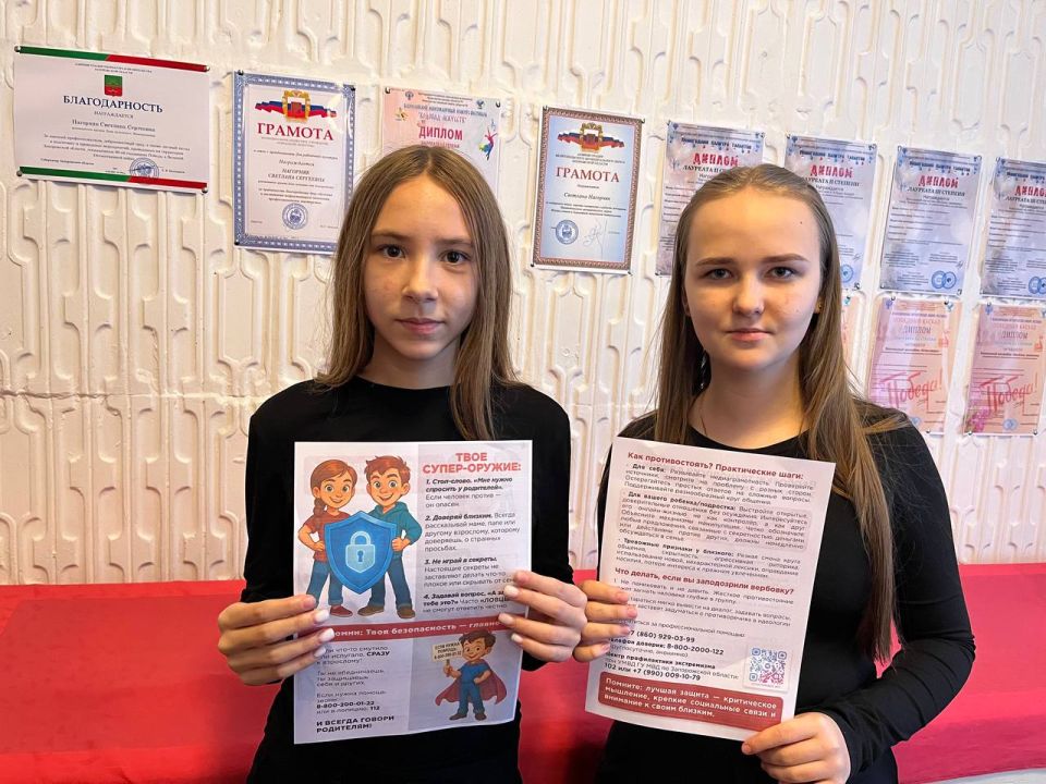 Участникам художественной самодеятельности Дома культуры села Новгородковка были вручены информационные буклеты, подготовленные Департаментом информационной политики Администрации Губернатора и Правительства Запорожской... Участникам художественной самодеятельности Дома культуры села Новгородковка были вручены информационные буклеты, подготовленные Департаментом информационной политики Администрации Губернатора и Правительства Запорожской...