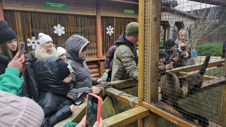 В канун Нового года дети участников СВО из Мелитополя попали на сказочное сафари: запорожский филиал фонда «Защитники Отечества» и региональное министерство молодежной политики организовали для них тур в бердянский зоопарк В канун Нового года дети участников СВО из Мелитополя попали на сказочное сафари: запорожский филиал фонда «Защитники Отечества» и региональное министерство молодежной политики организовали для них тур в бердянский зоопарк
