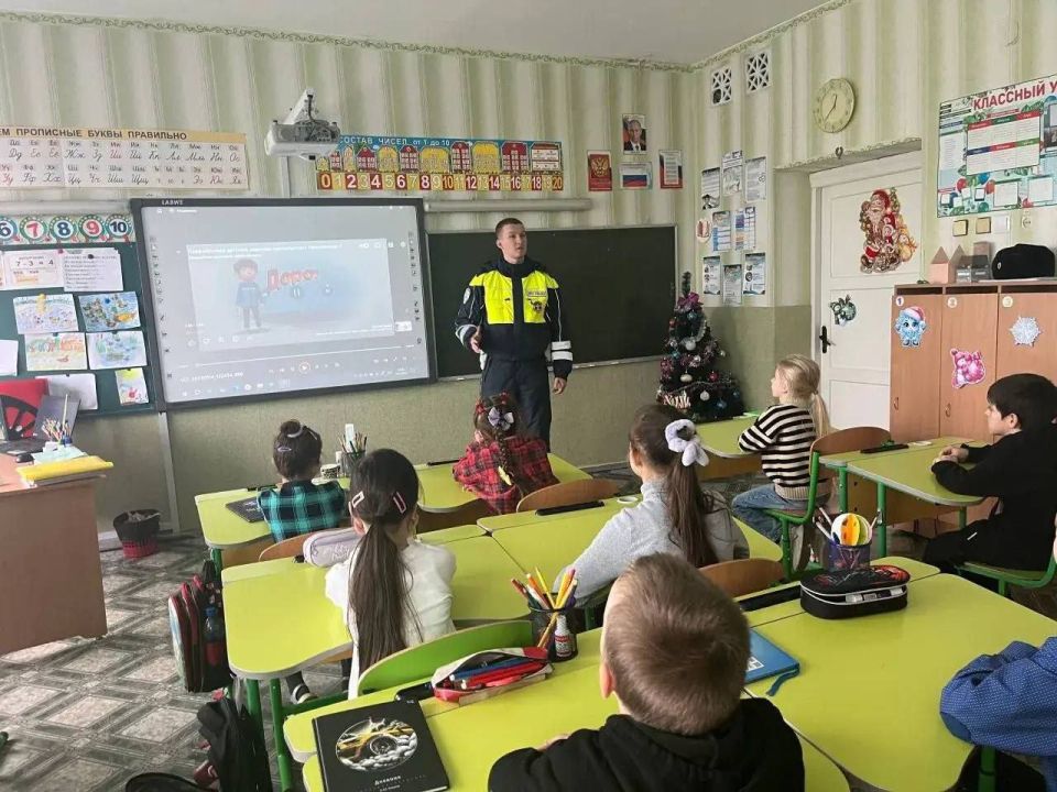 Сотрудники Госавтоинспекции города Мелитополя проводят мероприятия в рамках областной профилактической акции "Зимним дорогам - безопасное движение!"