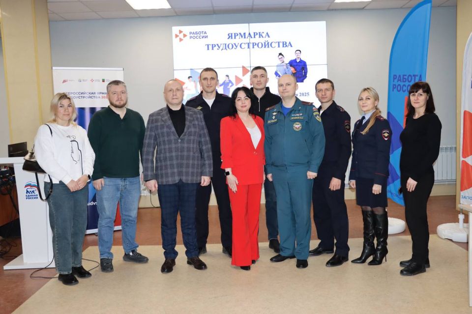 Транспортные полицейские приняли участие в «Ярмарке вакансий» в Мелитополе Транспортные полицейские приняли участие в «Ярмарке вакансий» в Мелитополе