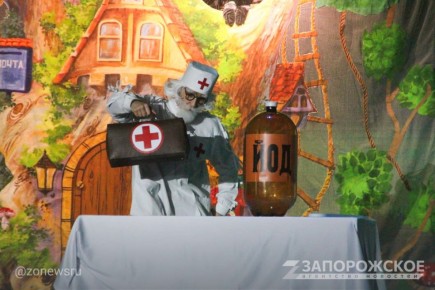 Артисты танцевального ансамбля «Черное море» из Севастополя представили детский спектакль «Доктор Айболит и Бармалей»