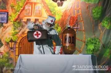 Артисты танцевального ансамбля «Черное море» из Севастополя представили детский спектакль «Доктор Айболит и Бармалей»