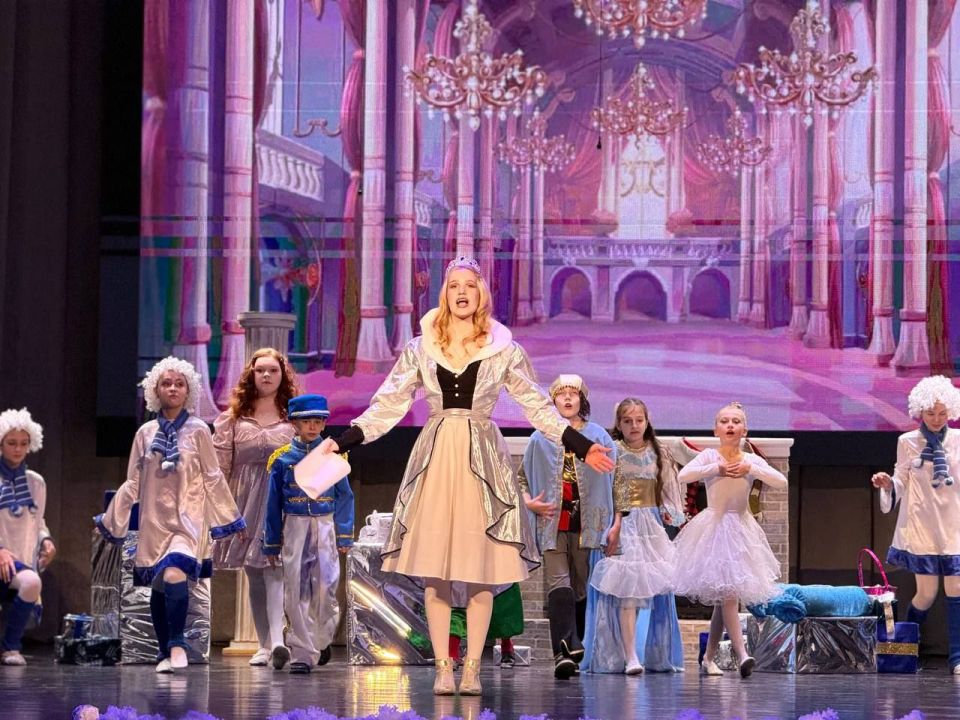 В преддверии новогодних праздников сотрудники Мелитополь-Херсонского филиала ФГУП «Железные дороги Новороссии» посетили премьеру новогодней сказки «История новогодних игрушек», которая состоялась 25 декабря во Дворце... В преддверии новогодних праздников сотрудники Мелитополь-Херсонского филиала ФГУП «Железные дороги Новороссии» посетили премьеру новогодней сказки «История новогодних игрушек», которая состоялась 25 декабря во Дворце...