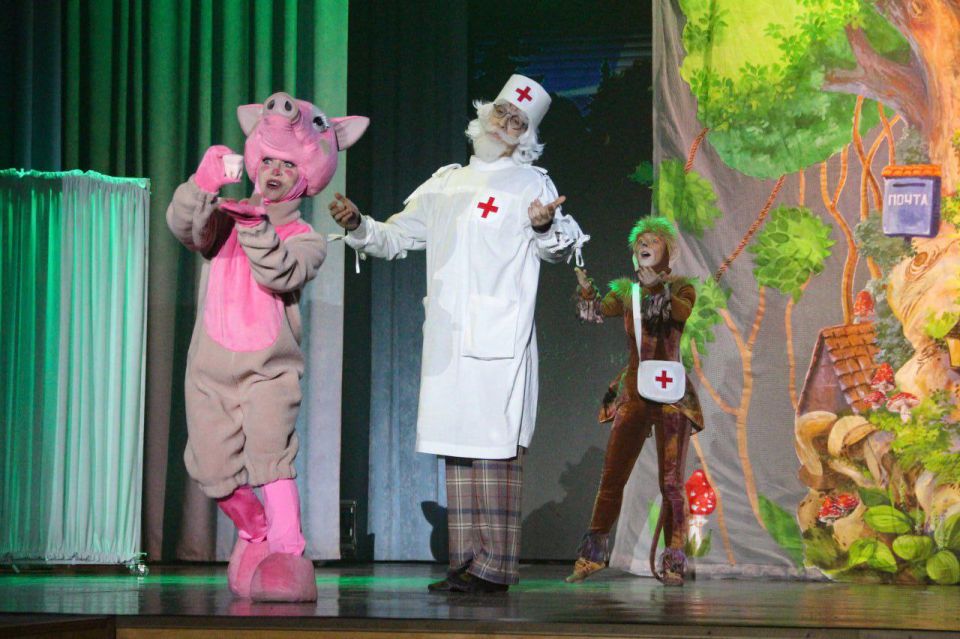 Показ детского спектакля «Доктор Айболит и Бармалей» в постановке севастопольского Государственного ансамбля танца «Черное море» прошел в Областном центре искусств и народного творчества Показ детского спектакля «Доктор Айболит и Бармалей» в постановке севастопольского Государственного ансамбля танца «Черное море» прошел в Областном центре искусств и народного творчества