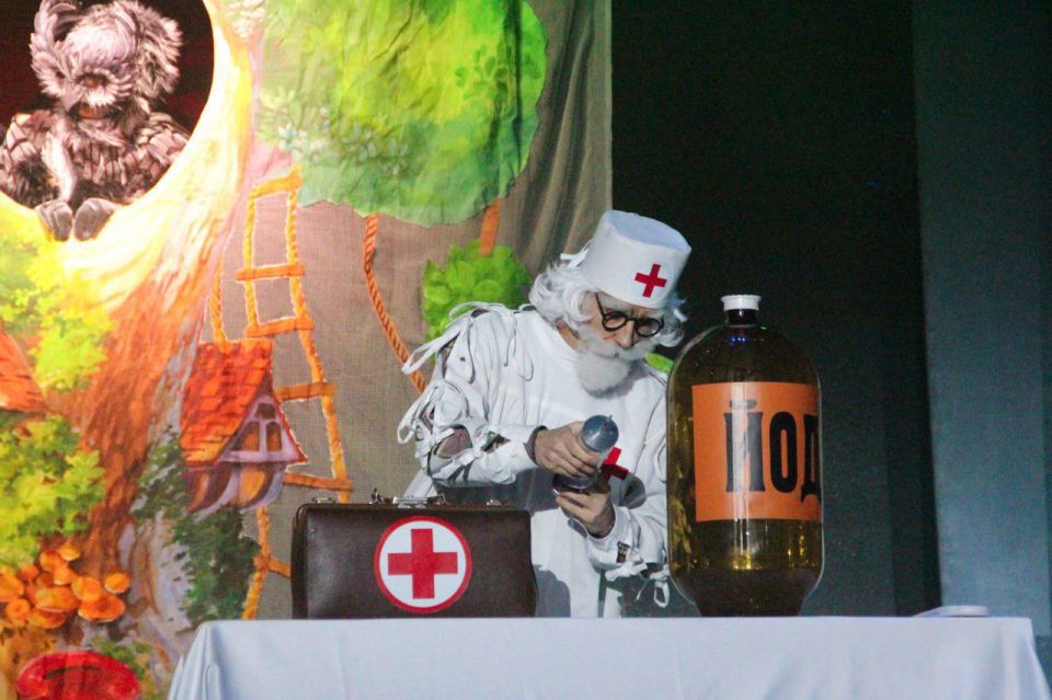 Показ детского спектакля «Доктор Айболит и Бармалей» в постановке севастопольского Государственного ансамбля танца «Черное море» прошел в Областном центре искусств и народного творчества Показ детского спектакля «Доктор Айболит и Бармалей» в постановке севастопольского Государственного ансамбля танца «Черное море» прошел в Областном центре искусств и народного творчества