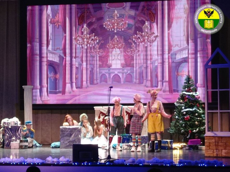 В преддверии новогодних праздников сотрудники Мелитополь-Херсонского филиала ФГУП «Железные дороги Новороссии» посетили премьеру новогодней сказки «История новогодних игрушек», которая состоялась 25 декабря во Дворце... В преддверии новогодних праздников сотрудники Мелитополь-Херсонского филиала ФГУП «Железные дороги Новороссии» посетили премьеру новогодней сказки «История новогодних игрушек», которая состоялась 25 декабря во Дворце...