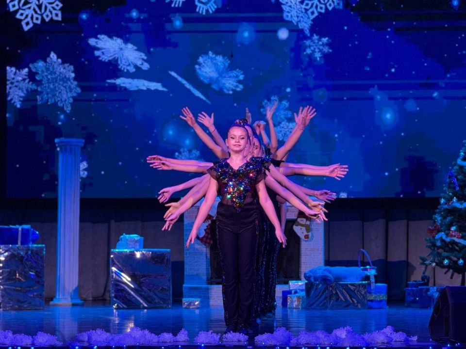 В преддверии новогодних праздников сотрудники Мелитополь-Херсонского филиала ФГУП «Железные дороги Новороссии» посетили премьеру новогодней сказки «История новогодних игрушек», которая состоялась 25 декабря во Дворце... В преддверии новогодних праздников сотрудники Мелитополь-Херсонского филиала ФГУП «Железные дороги Новороссии» посетили премьеру новогодней сказки «История новогодних игрушек», которая состоялась 25 декабря во Дворце...