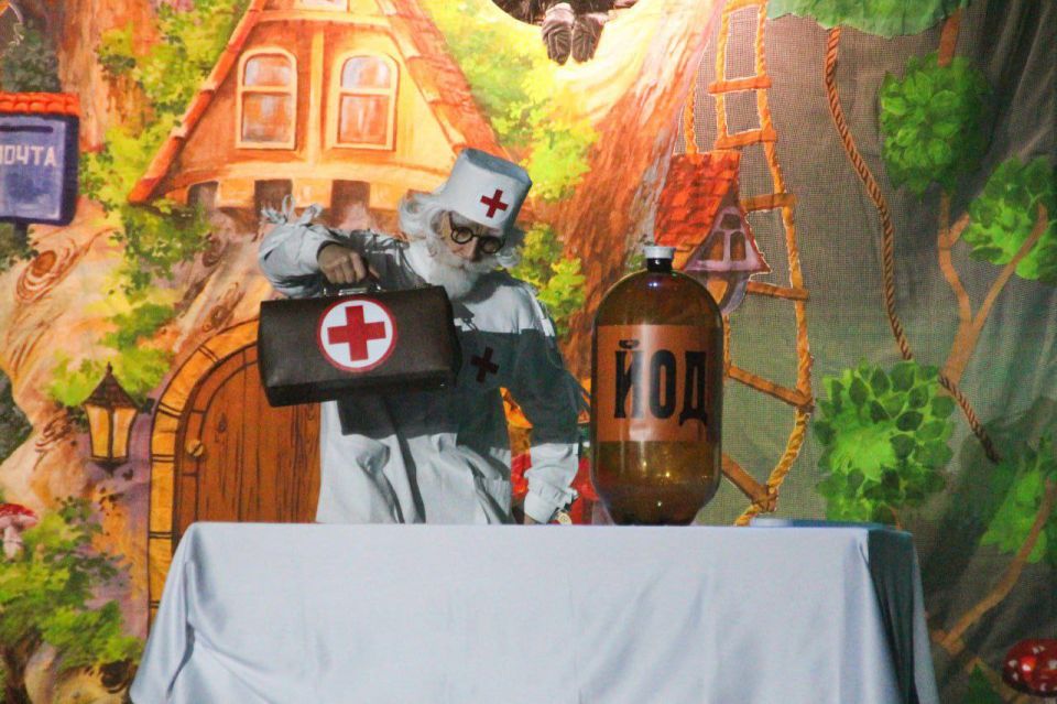 Показ детского спектакля «Доктор Айболит и Бармалей» в постановке севастопольского Государственного ансамбля танца «Черное море» прошел в Областном центре искусств и народного творчества Показ детского спектакля «Доктор Айболит и Бармалей» в постановке севастопольского Государственного ансамбля танца «Черное море» прошел в Областном центре искусств и народного творчества