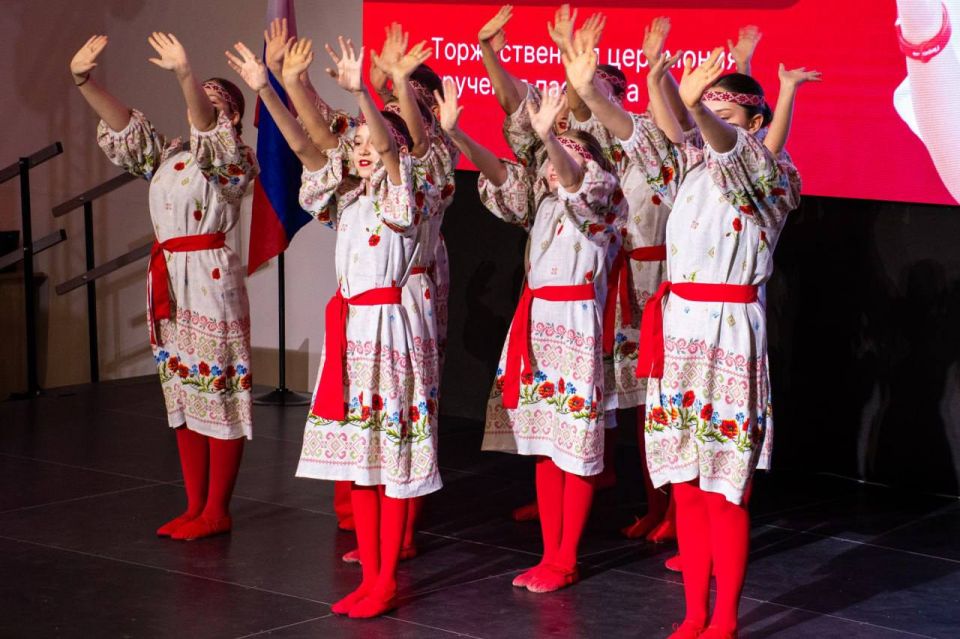 Первые паспорта вручили юным жителям Мелитополя Первые паспорта вручили юным жителям Мелитополя