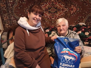 Депутат от «Единой России» вручила новогодний подарок участнику Великой Отечественной войны