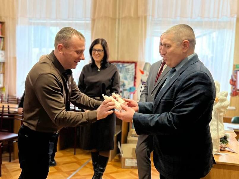 В преддверии Нового года Минпромторг Запорожской области совместно с ГУП «Рынки Запорожья» и Фондом развития промышленности передали праздничные подарки воспитанникам Мелитопольской школы-интерната «Гармония» В преддверии Нового года Минпромторг Запорожской области совместно с ГУП «Рынки Запорожья» и Фондом развития промышленности передали праздничные подарки воспитанникам Мелитопольской школы-интерната «Гармония»