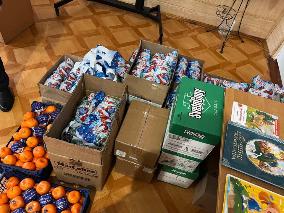 В преддверии Нового года Минпромторг Запорожской области совместно с ГУП «Рынки Запорожья» и Фондом развития промышленности передали праздничные подарки воспитанникам Мелитопольской школы-интерната «Гармония» В преддверии Нового года Минпромторг Запорожской области совместно с ГУП «Рынки Запорожья» и Фондом развития промышленности передали праздничные подарки воспитанникам Мелитопольской школы-интерната «Гармония»